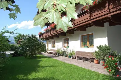 Ein Garten an der Unterkunft Haus Kristall
