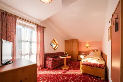 Ein Bett oder Betten in einem Zimmer der Unterkunft Hotel Krimmlerfälle
