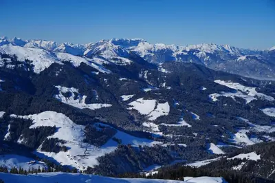 Ein allgemeiner Bergblick oder ein Berglick von des Hotels aus
