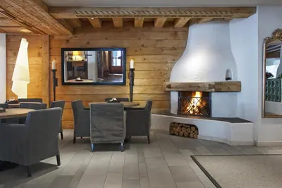 Ein Sitzbereich in der Unterkunft Hotel Edelweiss