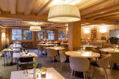 Ein Restaurant oder anderes Speiselokal in der Unterkunft Hotel Edelweiss