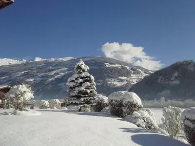 Ein allgemeiner Bergblick oder ein Berglick von der Ferienwohnung aus