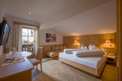 Ein Bett oder Betten in einem Zimmer der Unterkunft Huaterhof
