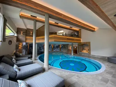 Der Swimmingpool an oder in der Nähe von Hotel Bergkristall