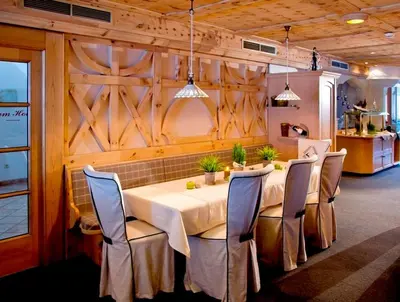 Ein Restaurant oder anderes Speiselokal in der Unterkunft Hotel Bergkristall