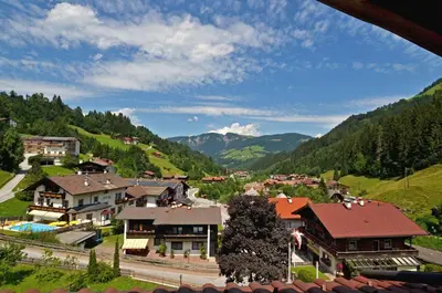 Ein allgemeiner Bergblick oder ein Berglick von der Pension aus