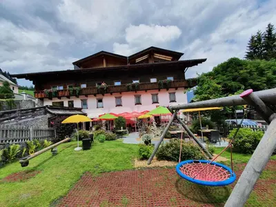 Ein Kinderspielbereich in der Unterkunft Traditionsgasthof Weißbacher