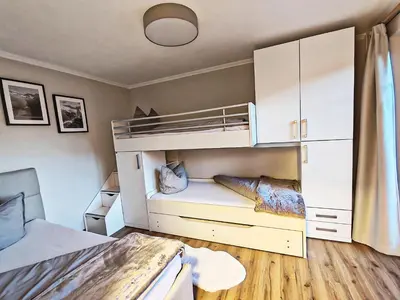 Ein Bett oder Betten in einem Zimmer der Unterkunft Landhaus Katharina bis 5 Personen mit Saunachalet und Blick auf die Bergwelt des Zillertals