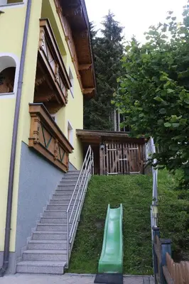 Ein Garten an der Unterkunft Landhaus Katharina bis 5 Personen mit Saunachalet und Blick auf die Bergwelt des Zillertals