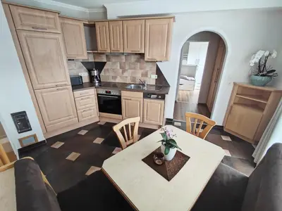 Küche/Küchenzeile in der Unterkunft Landhaus Katharina bis 5 Personen mit Saunachalet und Blick auf die Bergwelt des Zillertals
