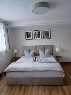 Ein Bett oder Betten in einem Zimmer der Unterkunft Landhaus Katharina bis 5 Personen mit Saunachalet und Blick auf die Bergwelt des Zillertals