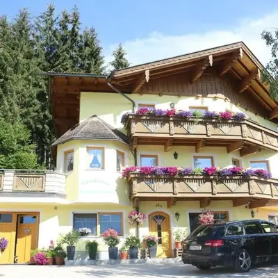 Landhaus Katharina bis 5 Personen mit Saunachalet und Blick auf die Bergwelt des Zillertals