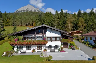 Ein allgemeiner Bergblick oder ein Berglick von der Ferienwohnung aus