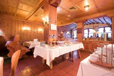 Ein Restaurant oder anderes Speiselokal in der Unterkunft Hotel Kirchenwirt