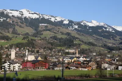 Ein allgemeiner Bergblick oder ein Berglick von der Pension aus