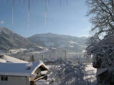 Ein allgemeiner Bergblick oder ein Berglick von der Pension aus