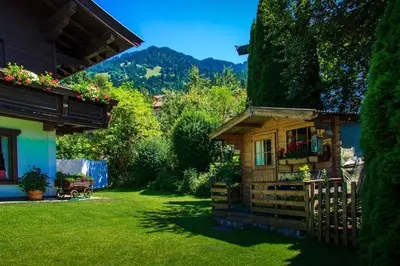 Ein allgemeiner Bergblick oder ein Berglick von des Bed & Breakfasts aus