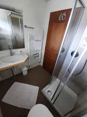 Ein Badezimmer in der Unterkunft Gästehaus Burgi