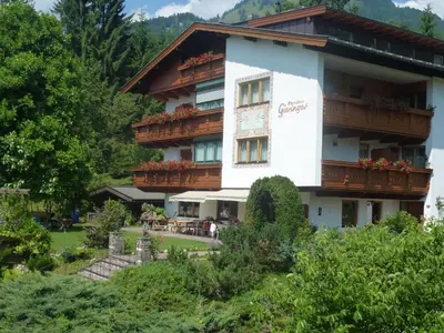 Ein allgemeiner Bergblick oder ein Berglick von der Pension aus