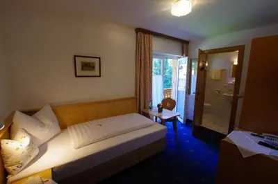 Ein Bett oder Betten in einem Zimmer der Unterkunft Hotel-Pension Heike