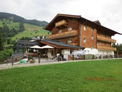 Ein allgemeiner Bergblick oder ein Berglick von des Hotels aus
