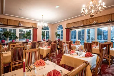Ein Restaurant oder anderes Speiselokal in der Unterkunft Hotel Sonnschein