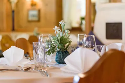 Ein Restaurant oder anderes Speiselokal in der Unterkunft Hotel Harfenwirt #Ski-in Ski-out