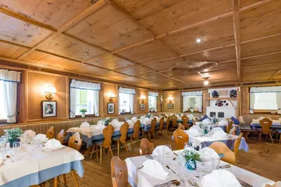 Ein Restaurant oder anderes Speiselokal in der Unterkunft Hotel Harfenwirt #Ski-in Ski-out