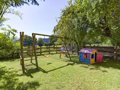 Ein Kinderspielbereich in der Unterkunft Ferienwohnung Lederer