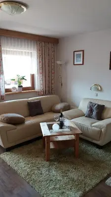 Ein Sitzbereich in der Unterkunft Haus Raimund 