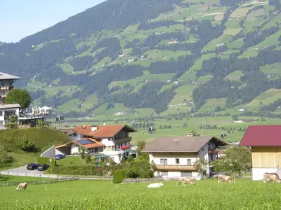 Ein allgemeiner Bergblick oder ein Berglick von des Ferienhauses aus