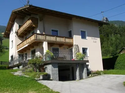 Das Gebäude in dem sich das Ferienhaus befindet