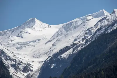 Ein allgemeiner Bergblick oder ein Berglick von des Ferienhauses aus