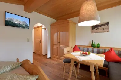 Ein Sitzbereich in der Unterkunft Koasa Chalet
