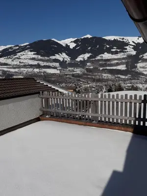 Ein allgemeiner Bergblick oder ein Berglick von des Bauernhofs aus