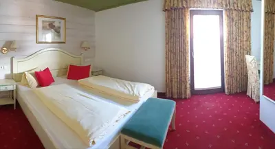 Ein Bett oder Betten in einem Zimmer der Unterkunft alpenrose hotel-garni