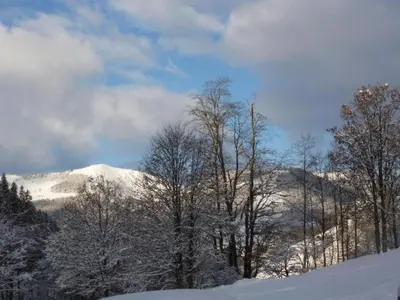 Ein allgemeiner Bergblick oder ein Berglick von des Chalets aus