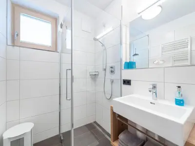 Ein Badezimmer in der Unterkunft Chalet in Saalbach near Ski Slopes