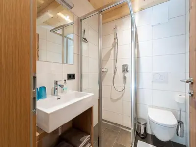 Ein Badezimmer in der Unterkunft Chalet in Saalbach near Ski Slopes