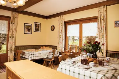 Ein Restaurant oder anderes Speiselokal in der Unterkunft Ferienhaus Nationalpark