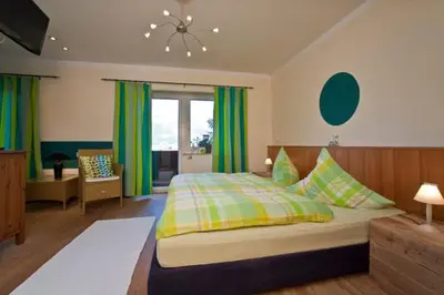 Ein Bett oder Betten in einem Zimmer der Unterkunft Landhaus Almdorf