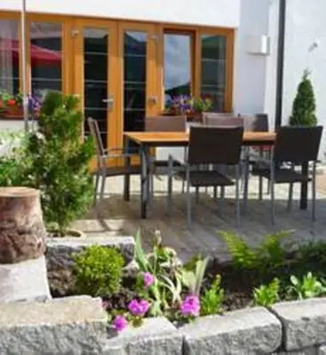 Ein Garten an der Unterkunft Landhaus Almdorf