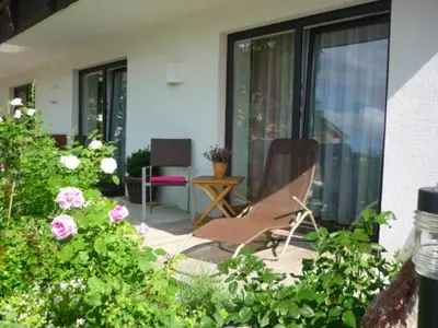 Ein Garten an der Unterkunft Landhaus Almdorf