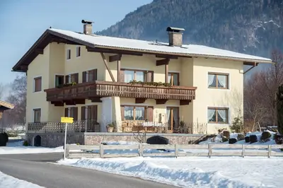 Ein allgemeiner Bergblick oder ein Berglick von des Bed & Breakfasts aus