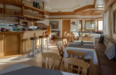 Ein Restaurant oder anderes Speiselokal in der Unterkunft Landhaus Alpenherz