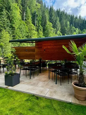 Ein Garten an der Unterkunft Pension Lederergütl - Jokercard & Parkplatz inkl