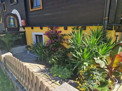 Ein Garten an der Unterkunft Pension Lederergütl - Jokercard & Parkplatz inkl
