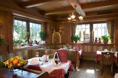 Ein Restaurant oder anderes Speiselokal in der Unterkunft Hotel Dorfgasthof Schlösslstube