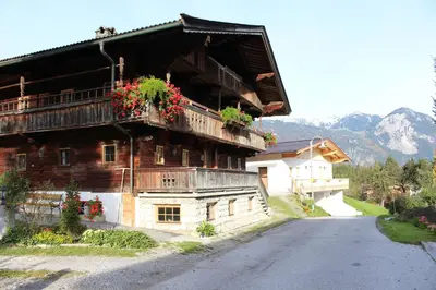 Ein allgemeiner Bergblick oder ein Berglick von des Ferienhauses aus