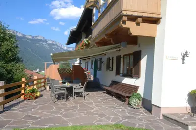 Ein allgemeiner Bergblick oder ein Berglick von der Pension aus